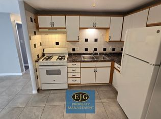5 Lancelot Ct APT 10, Salem, NH 03079