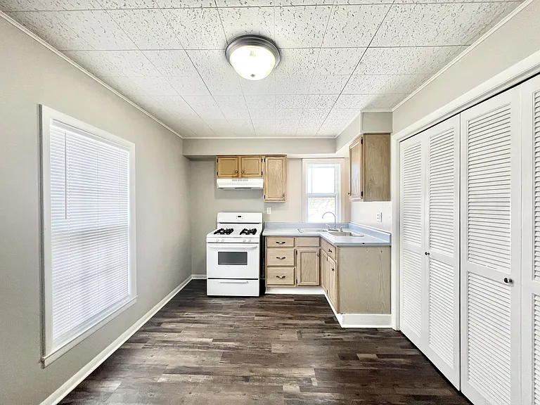 921 W Grand Ave — Photo 16