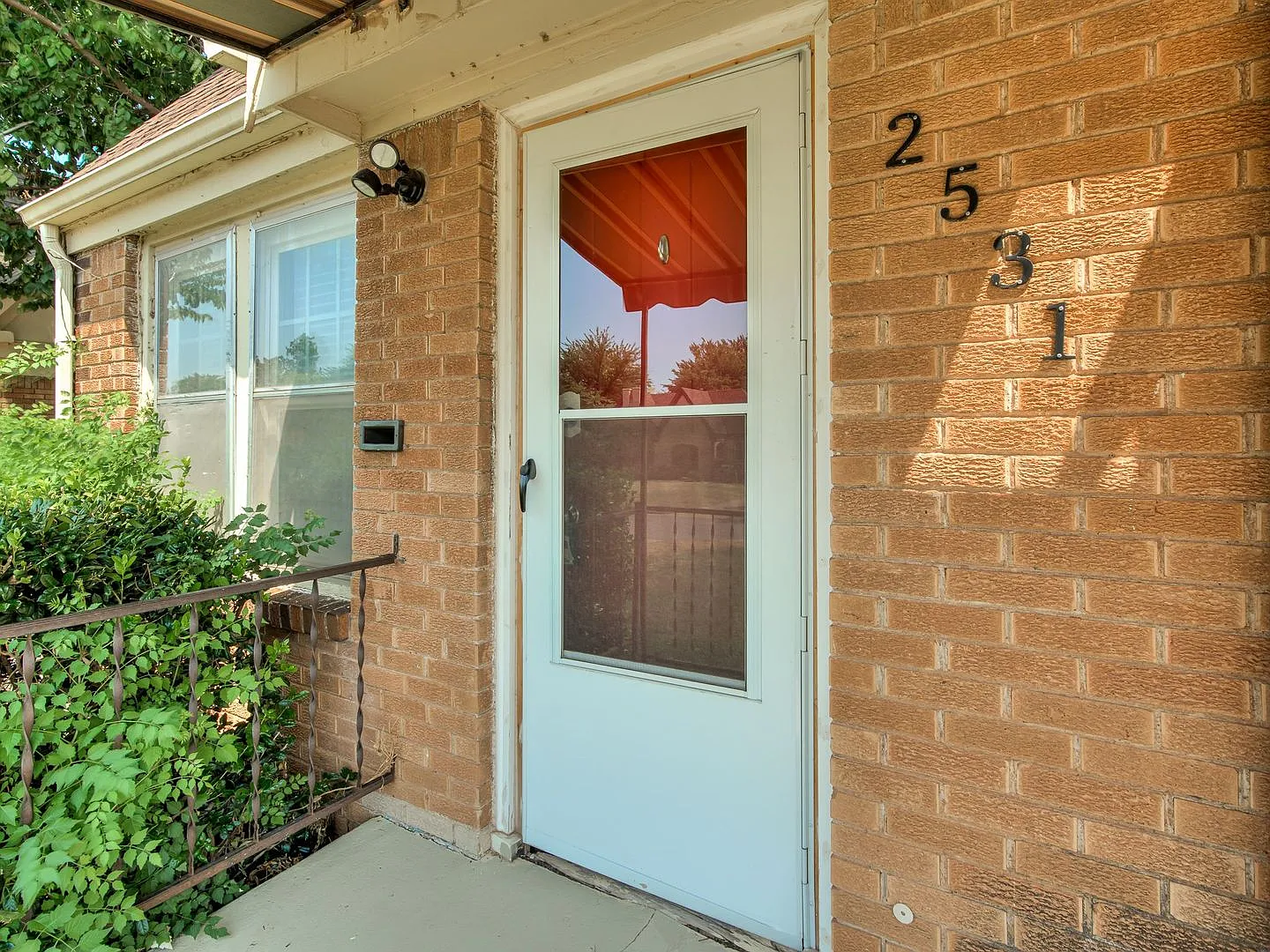 2531 W Park Pl — Photo 2