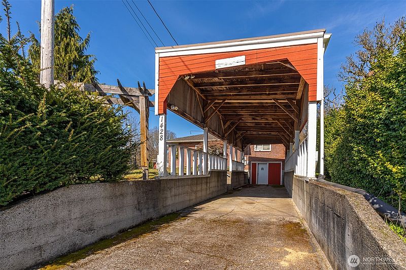 3rd image of 1428 SW Grandview Avenue