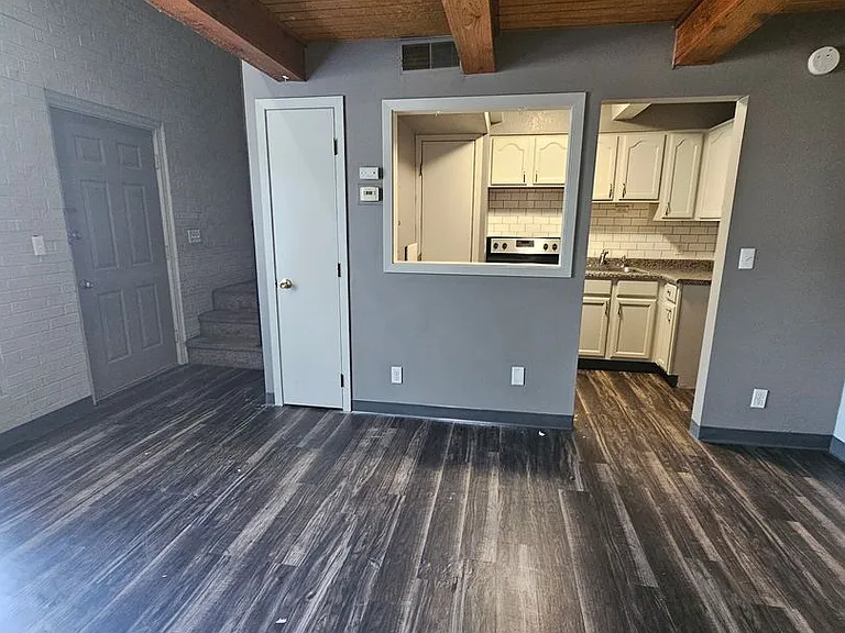 1819 Pershing Ave — Photo 3