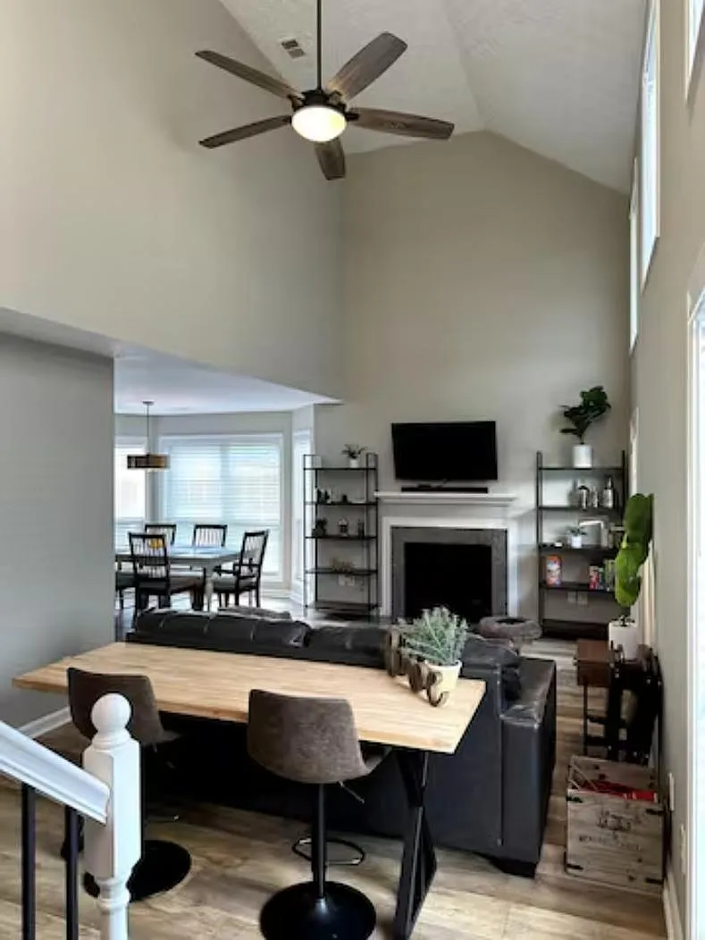 3 bed, 2.5 bath, 1824 sqft, $4,250 — Photo 3
