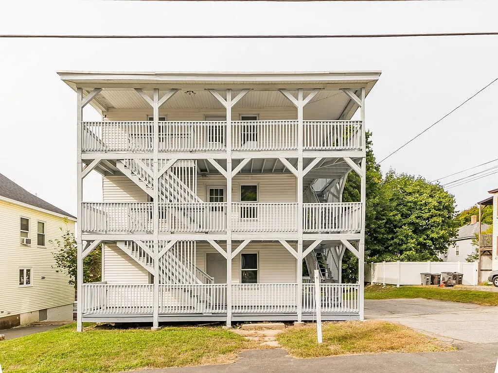 3 bed, 900 sqft, $1,950 — Photo 1