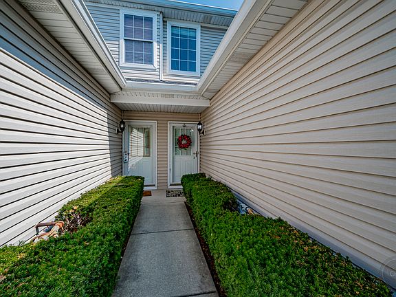 2nd image of 1061 Sheridan Cir