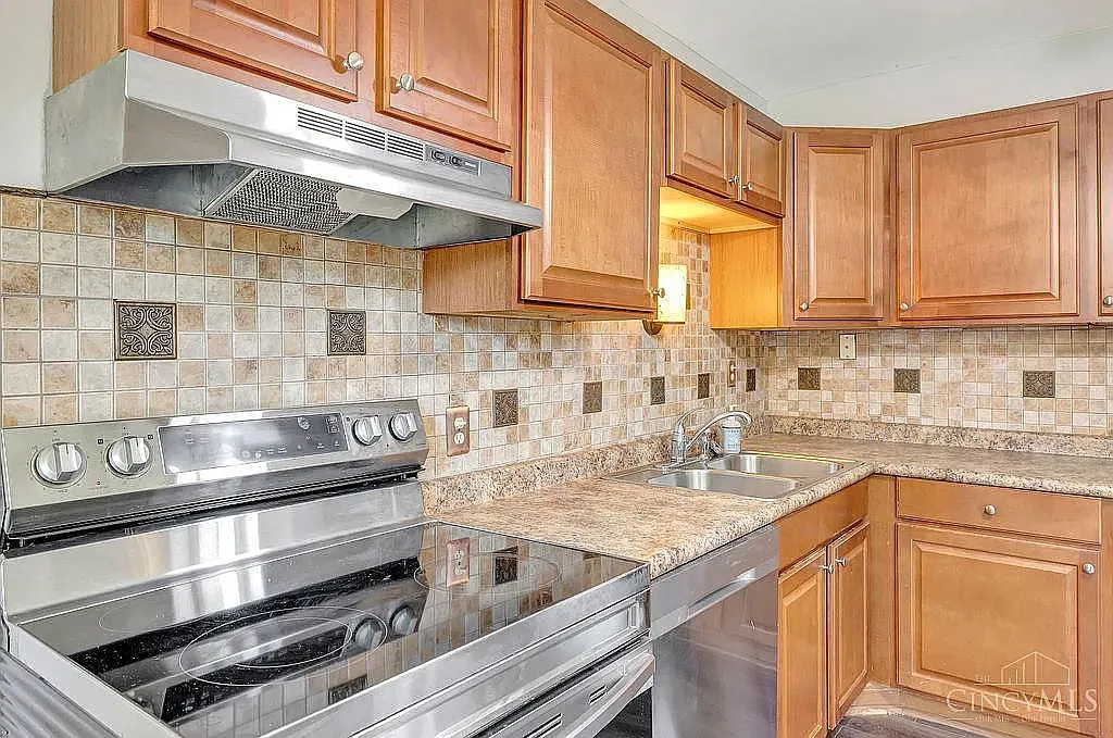 3 bed, 1026 sqft, $1,950 — Photo 3