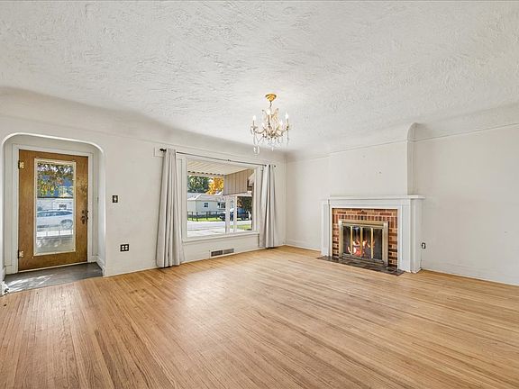 3rd image of 319 E California St