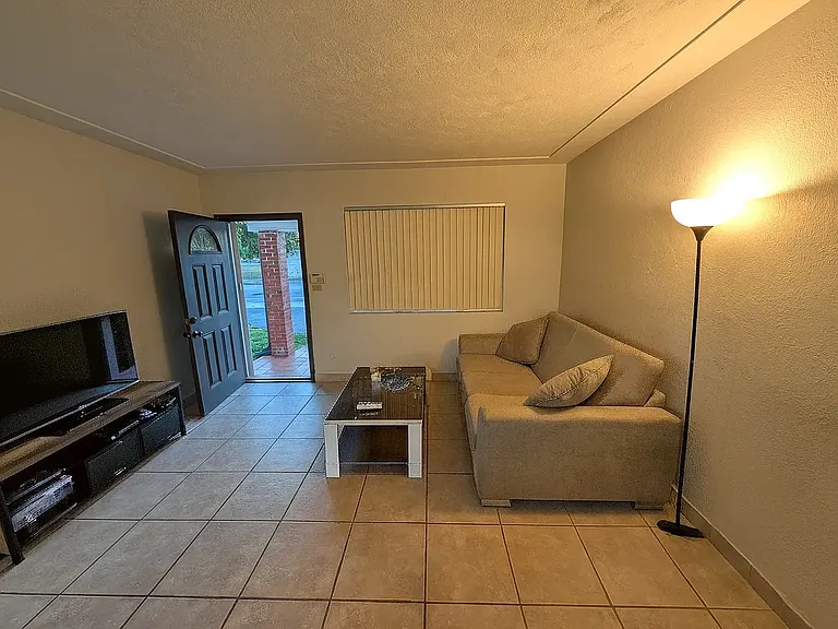 1037 SW 76th Ave — Photo 4