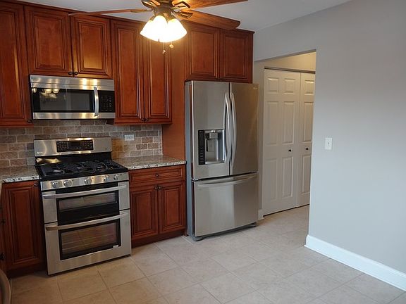 3rd image of 4242 W Touhy Ave