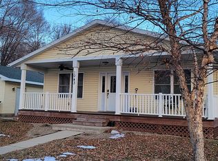 1043 Calhoun St, Waterloo, IA 50707