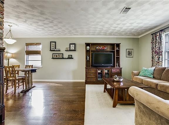 5th image of 10288 Vinemont St