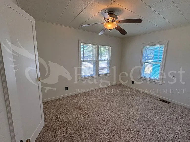 542 E Chestnut St — Photo 21