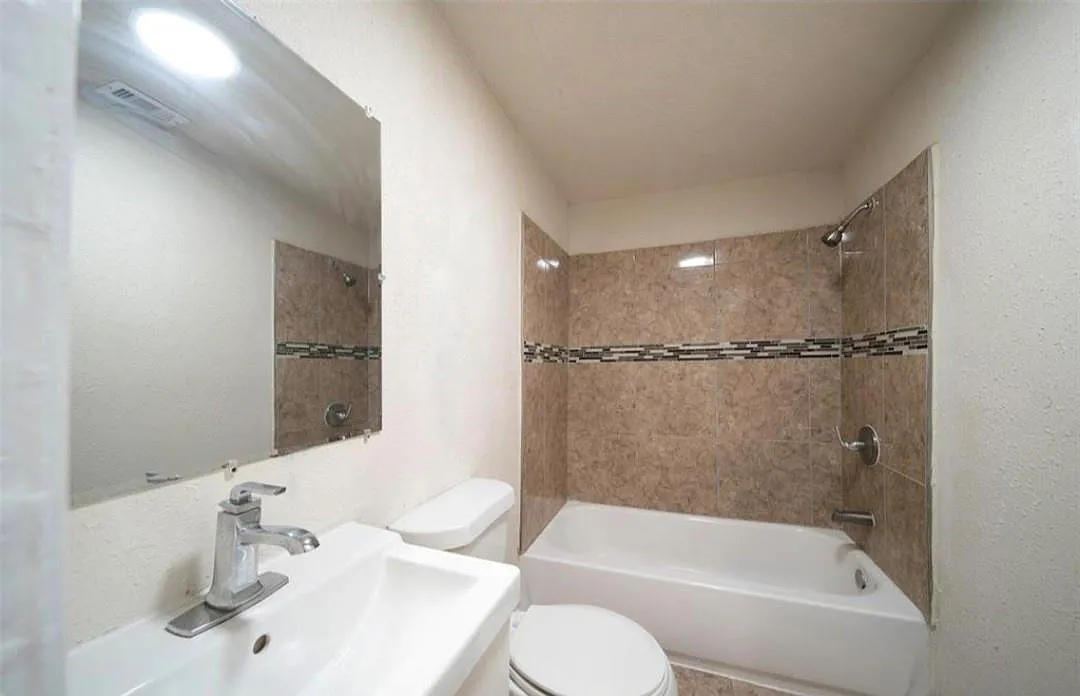 4 bed, 2.0 bath, 2650 sqft, $1,925 — Photo 4