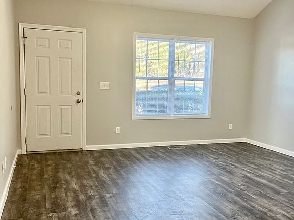 5th image of 102 Smokey Ct
