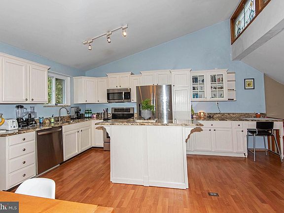 4th image of 684 Dill Ct