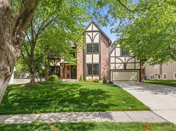 12912 Rosewood St, Leawood, KS 66209