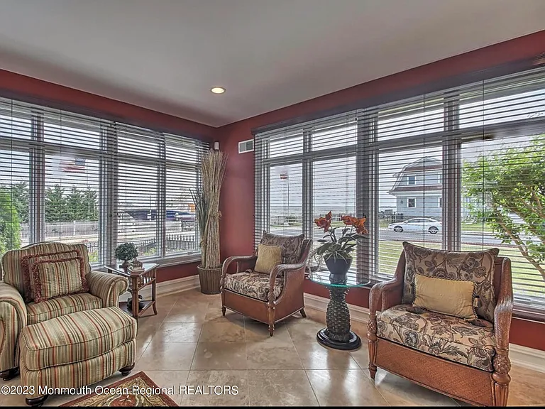 220 Pointe Dr — Photo 11