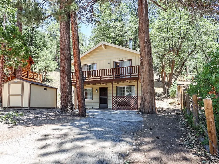 921 Menlo Dr — Photo 2