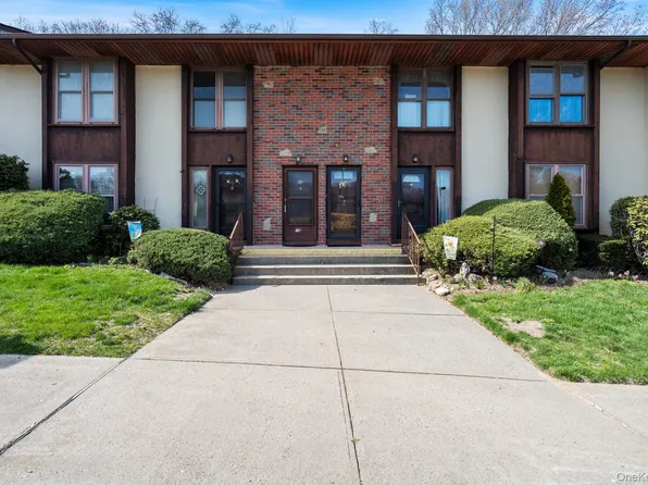 10 Sycamore Court #10, Selden, NY 11784