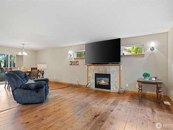 4th image of 8992 Denise Place NE