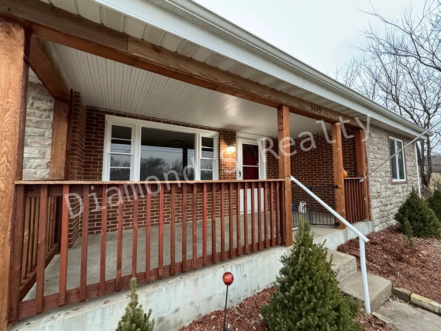 Gorgeous 2 Bedroom Home Available Early July - Great Location! — Photo 2