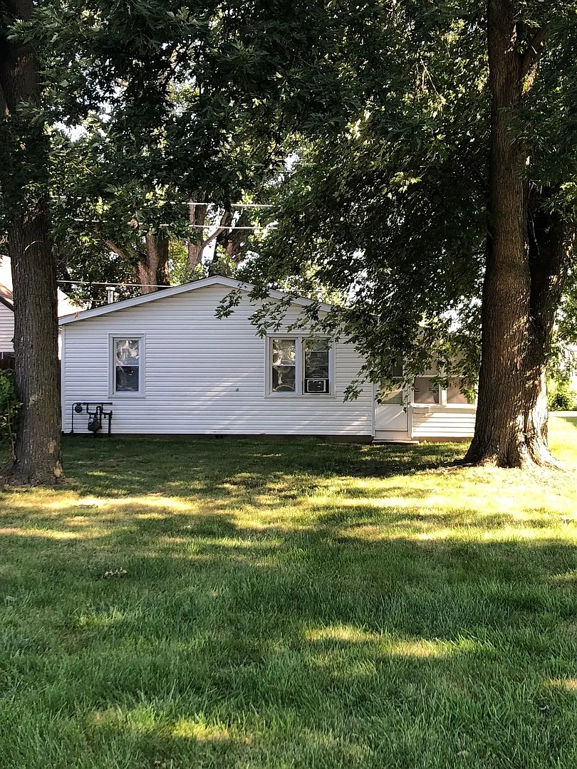 924 Douglas St photo 1