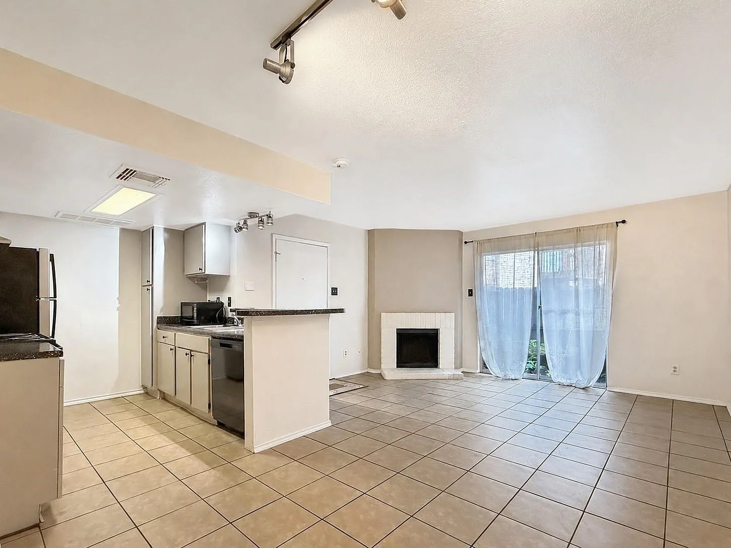 1 bed, 1.0 bath, 752 sqft, $905 — Photo 3