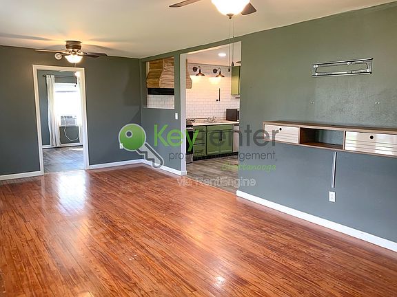 3rd image of 827 Woodmore Ln