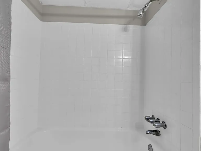 Chateau Apartments — Photo 66