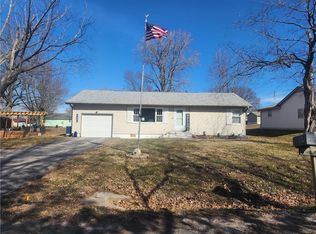 203 E Burdick St, Hamilton, MO 64644