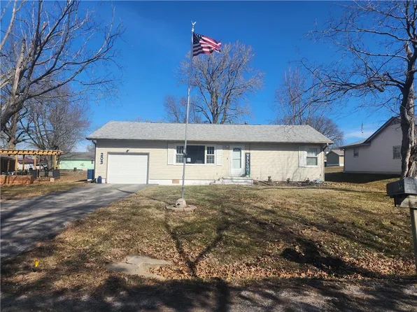 203 E Burdick St, Hamilton, MO 64644