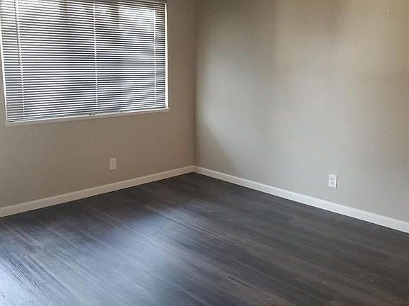 5th image of 220 Roderick Dr