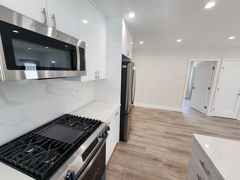 528 Amherst Dr — Photo 11