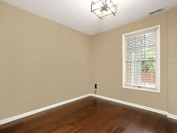 4th image of 127 Sterling Ct