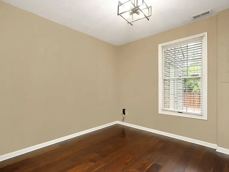 127 Sterling Ct — Photo 4