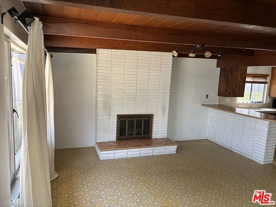 3 bed, 2.0 bath, 1600 sqft, $4,200 — Photo 2