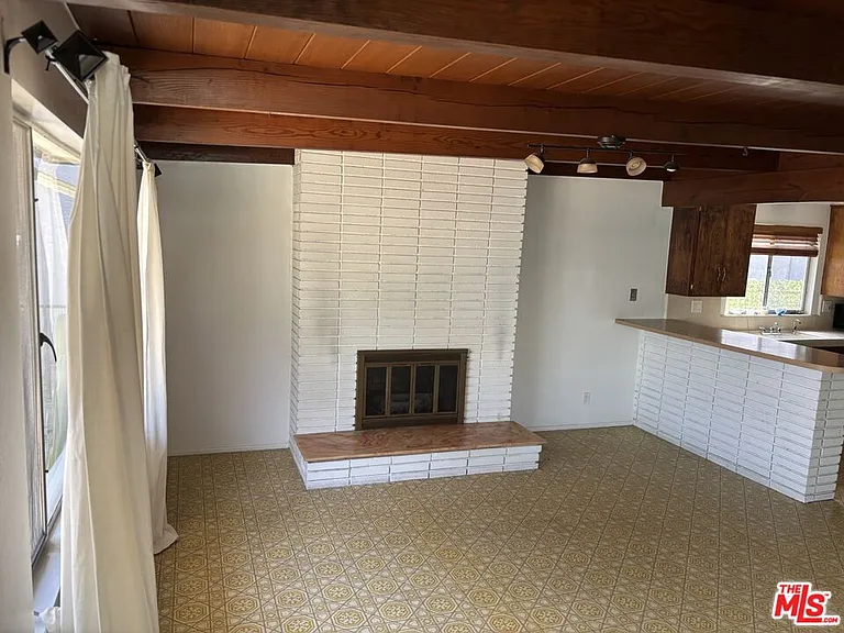 366 E Hillsdale St — Photo 2