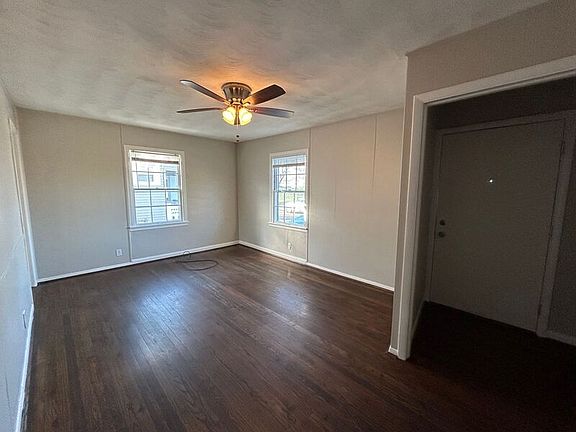 4th image of 3230 Oakridge Dr
