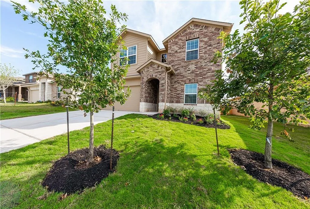 4 bed, 2.5 bath, 2361 sqft, $2,495 — Photo 2