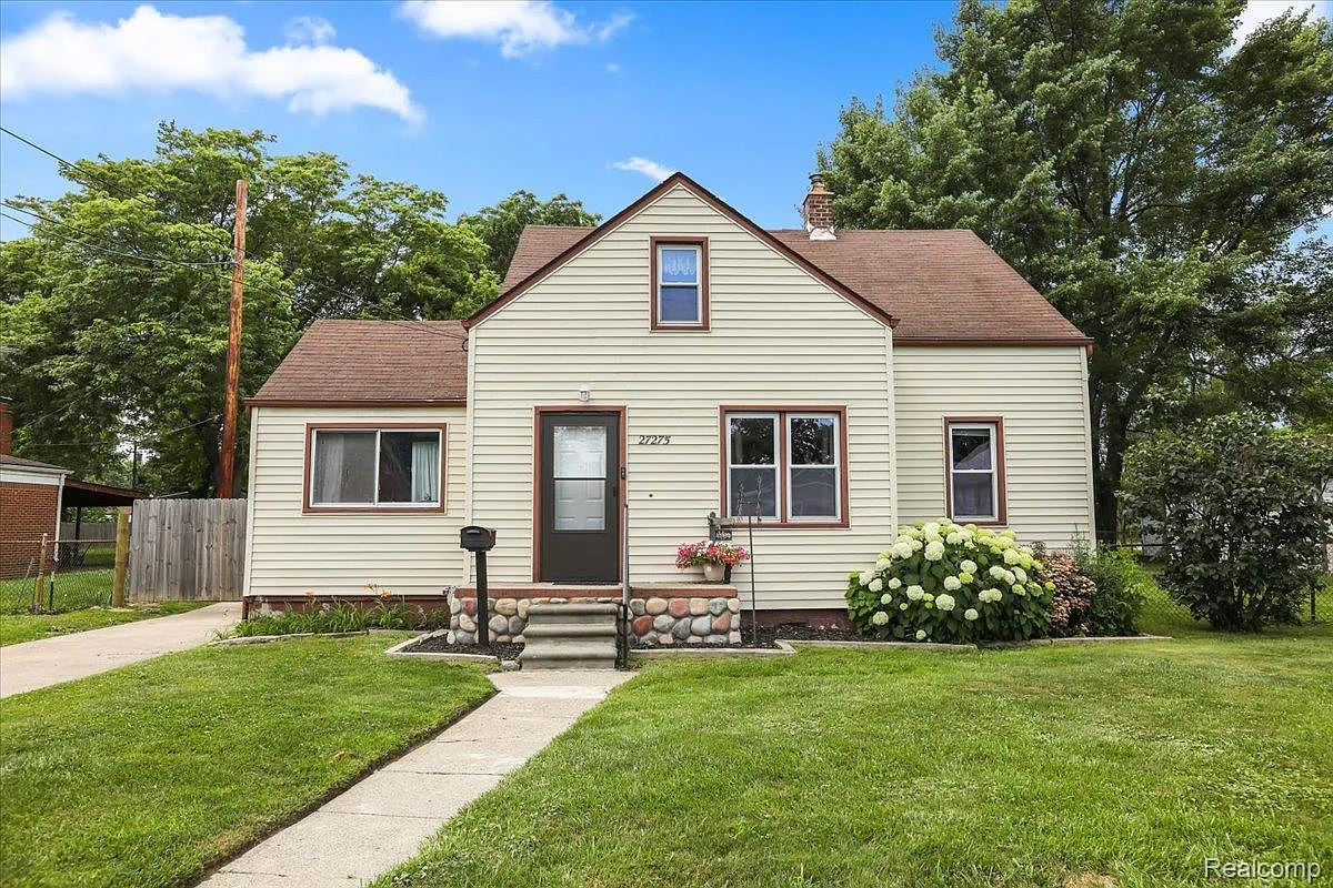 27275 Maple St photo 1