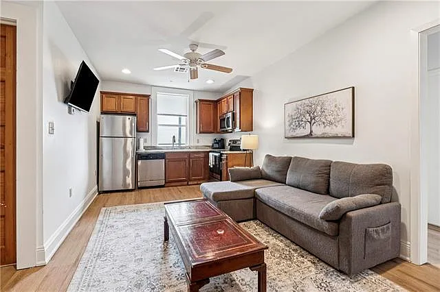 Building Photo - 3918 Baronne St #204