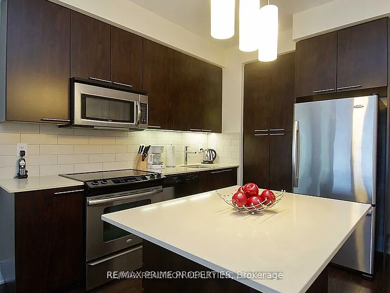 70 Roehampton Ave #1319 — Photo 8