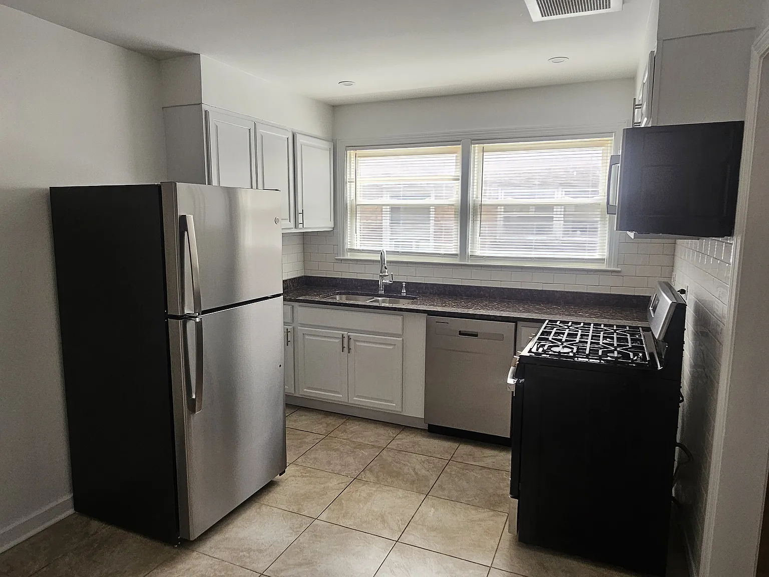 2 bed, 900 sqft, $1,695 — Photo 2