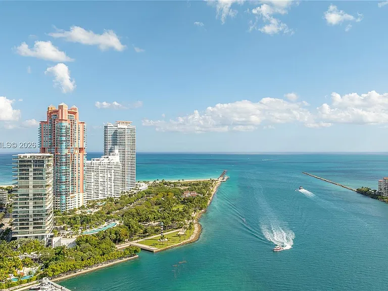 300 S Pointe Dr #907 — Photo 30