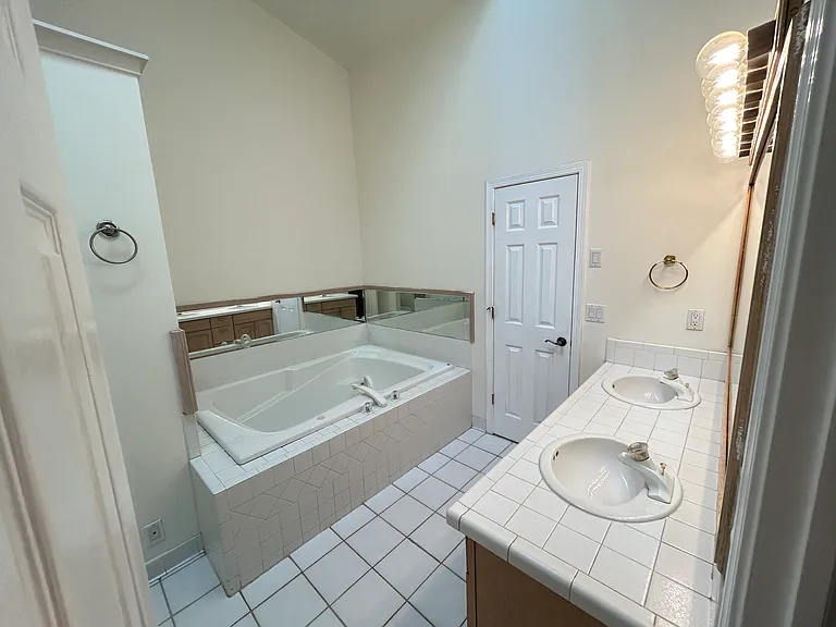 1135 E Saginaw St #1137 — Photo 20