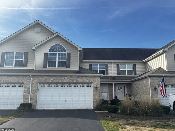 215 Geraldine Ct, Somonauk, IL 60552