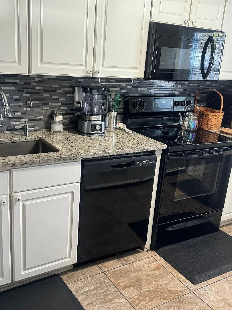 4 bed, 3.0 bath, 1310 sqft, $3,000 — Photo 3