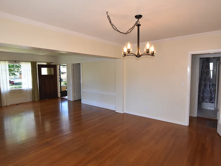 1635 Brewster Ave — Photo 15