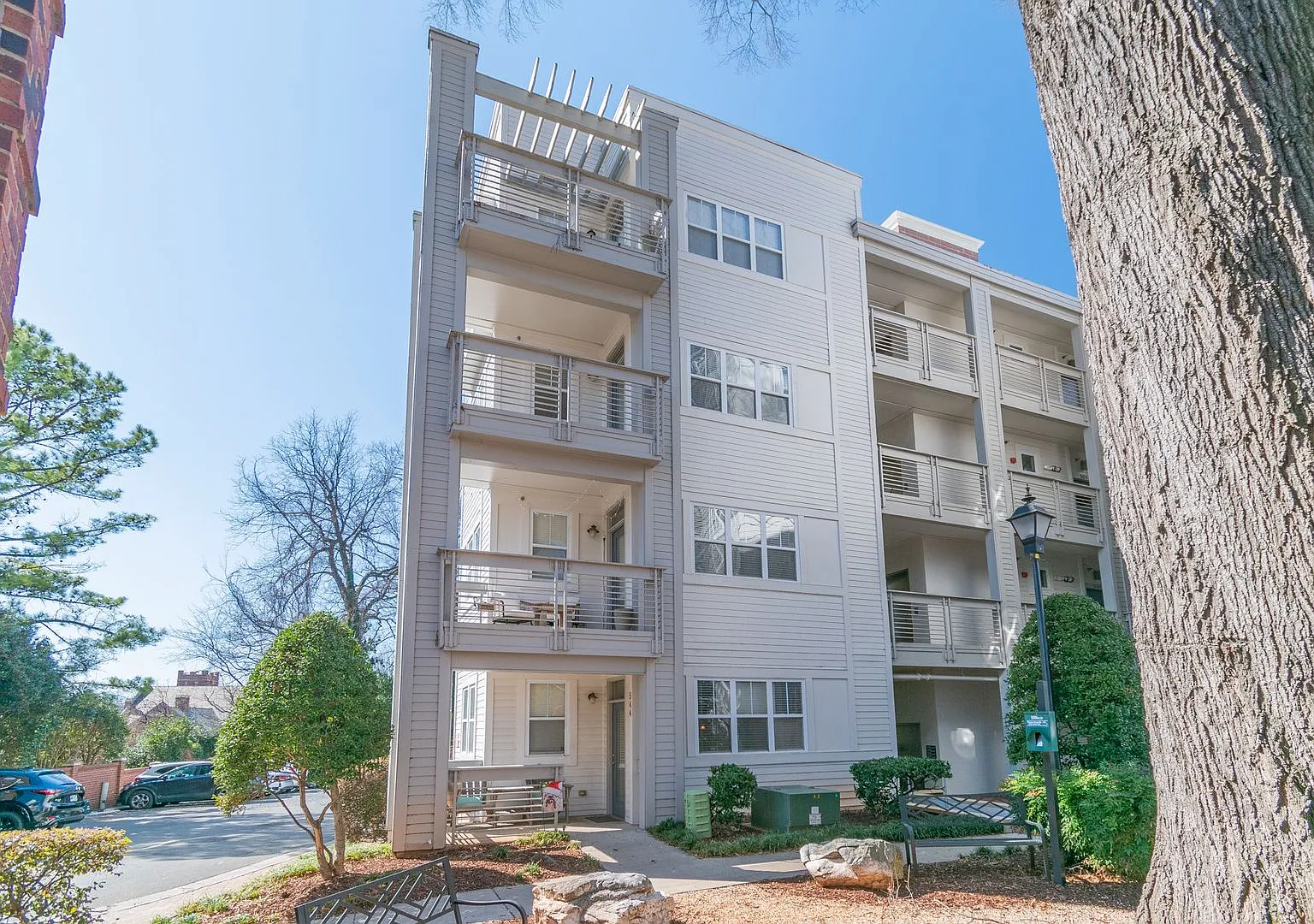 Conveniently Located Condo in Elizabeth Village! — Photo 2