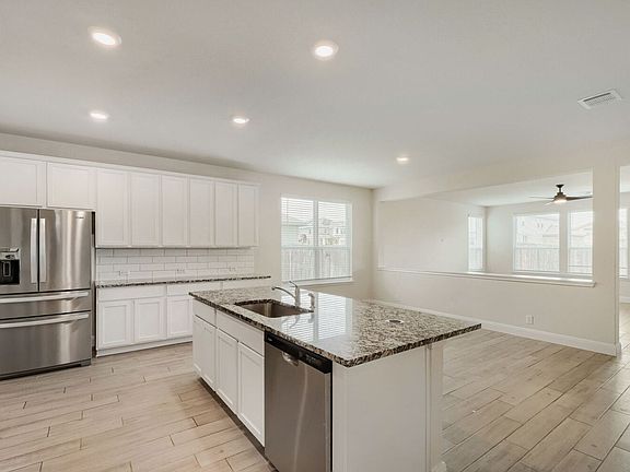 4th image of 810 Town Creek Way