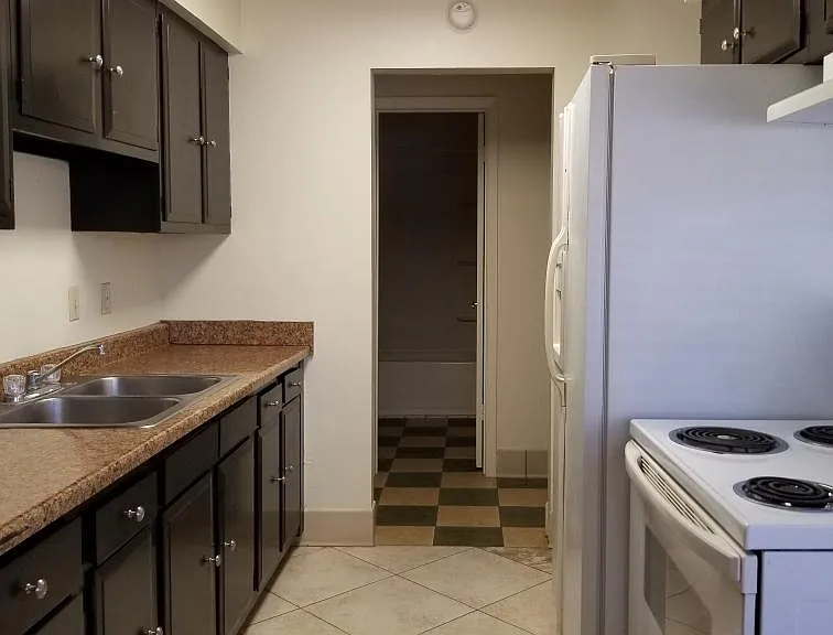 204 Cottonwood Ln #4 — Photo 3